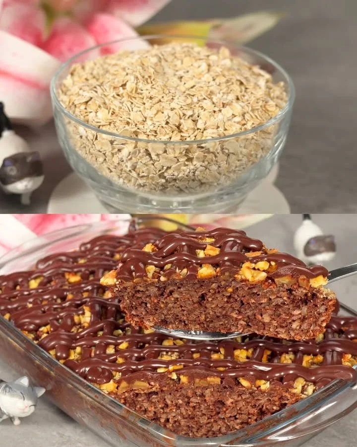 Fetta di torta di banane e cioccolato con noci sopra.