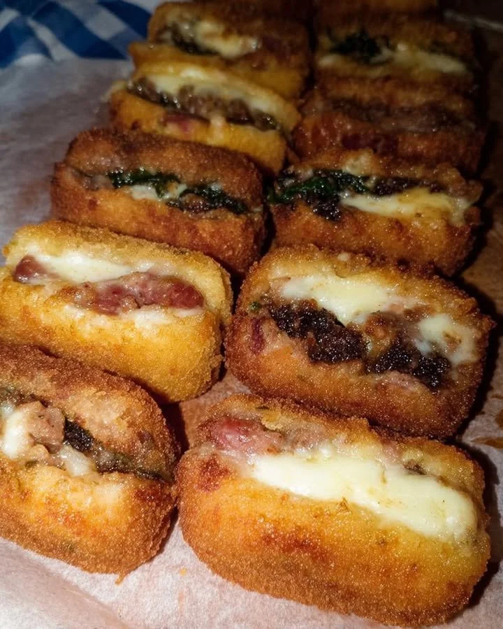 Crochette ripiene di salsiccia e friarielli con provola filante