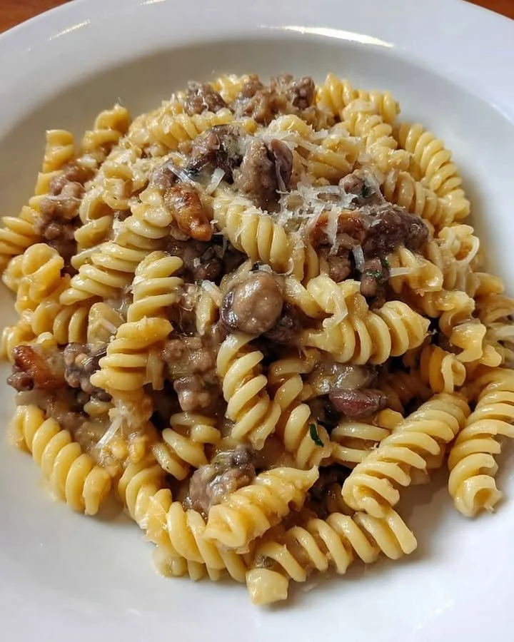 Pasta Fusilli con Salsiccia e Funghi servita con Noci