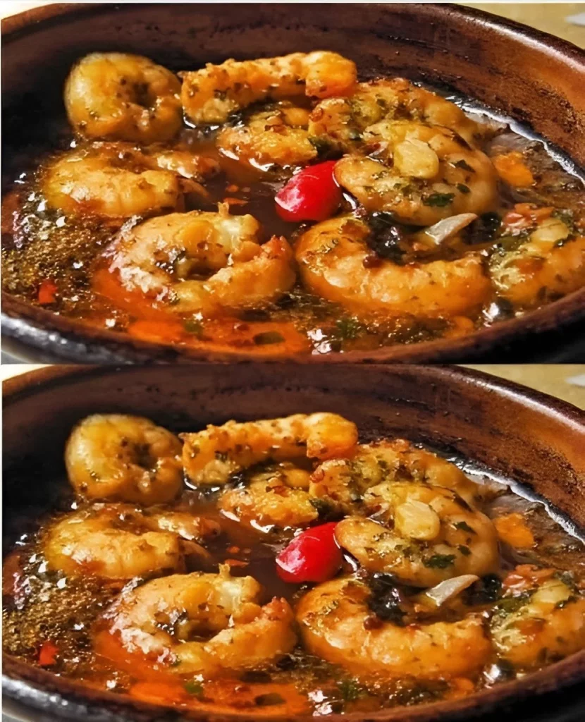 Garnelen mit Knoblauch und frischer Petersilie auf einem Teller angerichtet.