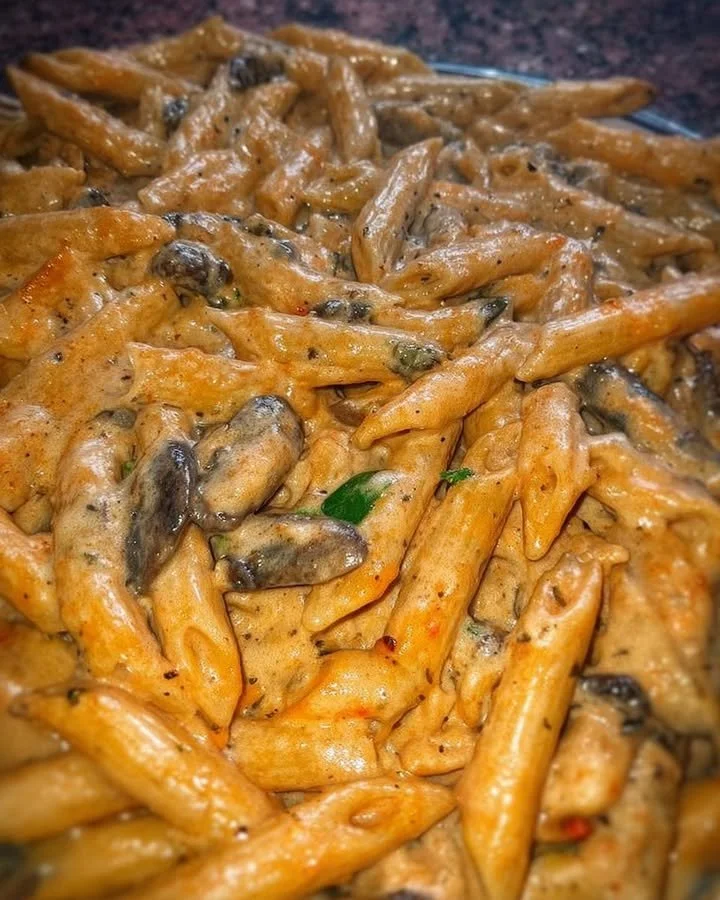 Pennette ai funghi servite con una cremosità che esalta il sapore dei funghi freschi.
