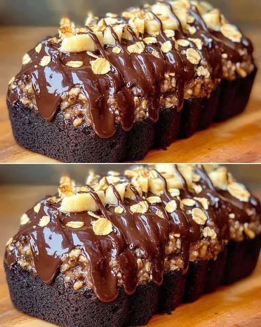 Plumcake di Avena al Cioccolato e Banana appena sfornato con ingredienti freschi.