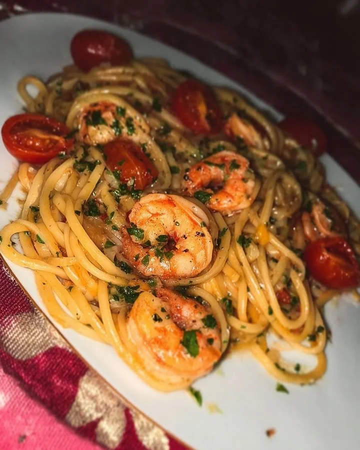 Spaghetti gamberi e pomodorini con un tocco di freschezza e sapore italiano.