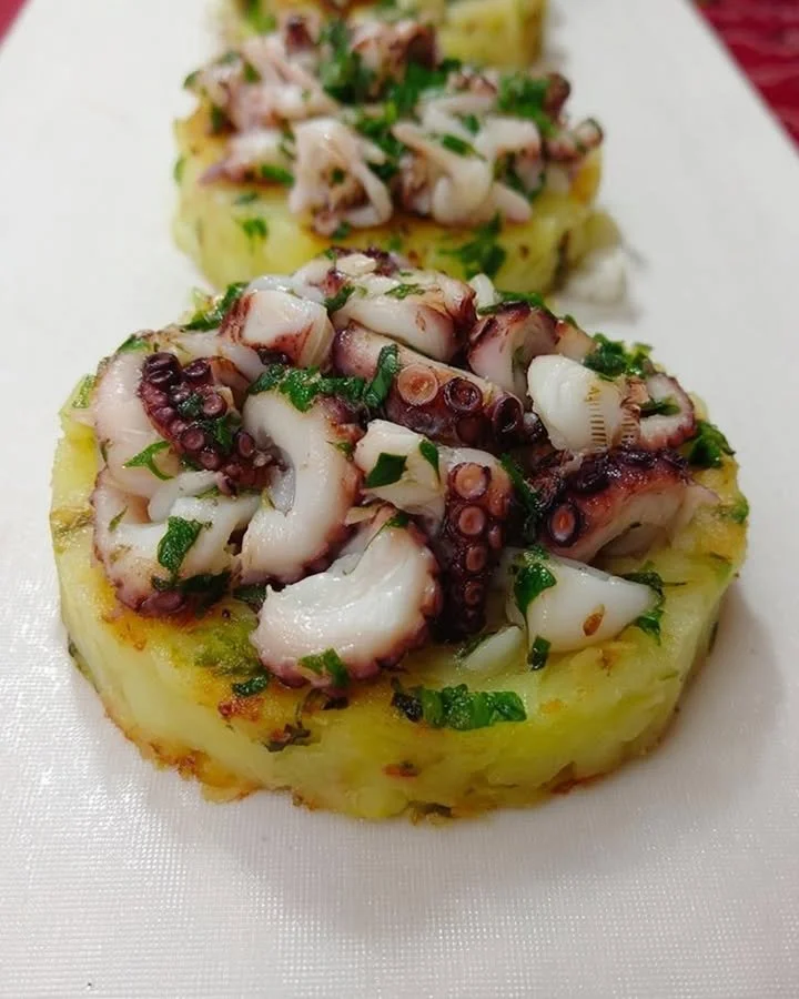 Tortino di patate con polpo servito in un piatto elegante.